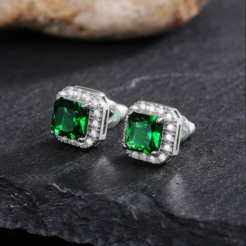Boucles d'oreilles puces carrées exquises pour femmes, entièrement serties de diamants et de zircons verts.