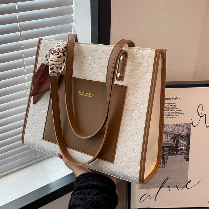 Europe and the United States trend bag female 2023 new large-capacity underarm handheld commuter leather shoulder Tote bag