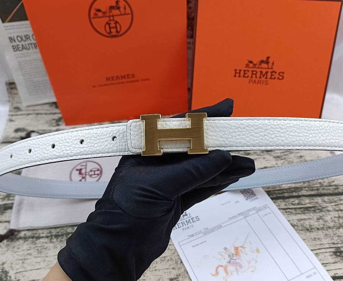 Ceinture pour femme classique, élégante et minimaliste, au style tendance et au design rétro. Accessoires parfaits.