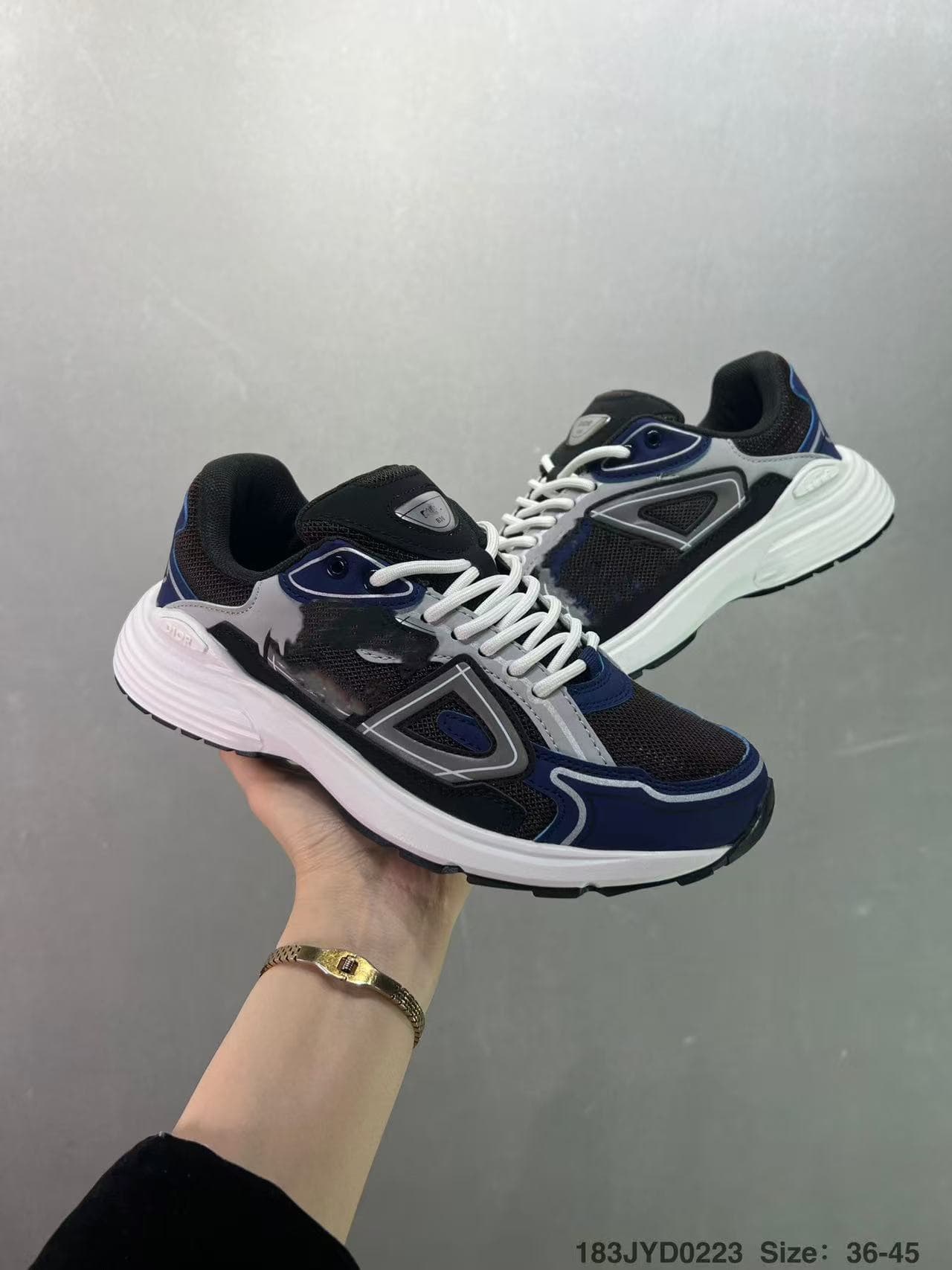 Chaussures de sport basses décontractées à lacets, semelle épaisse et tissu mesh B30, pour hommes et femmes, style « dad shoes ».