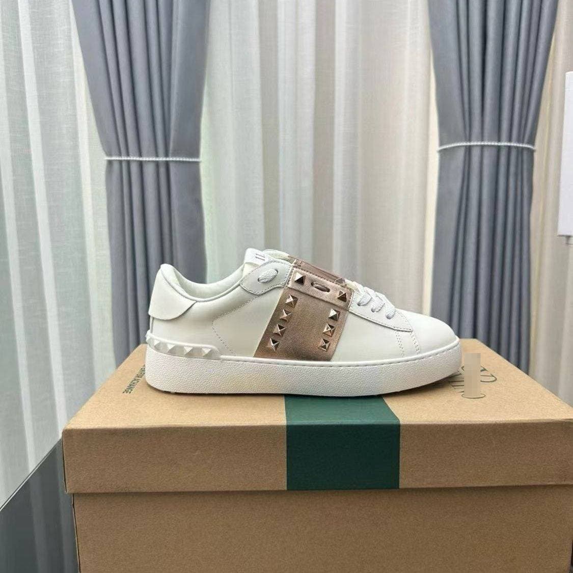 Chaussures plates blanches en cuir Warren pour couple, collection Four Seasons 2025, style planche à roulettes, rivets, style décontracté de luxe