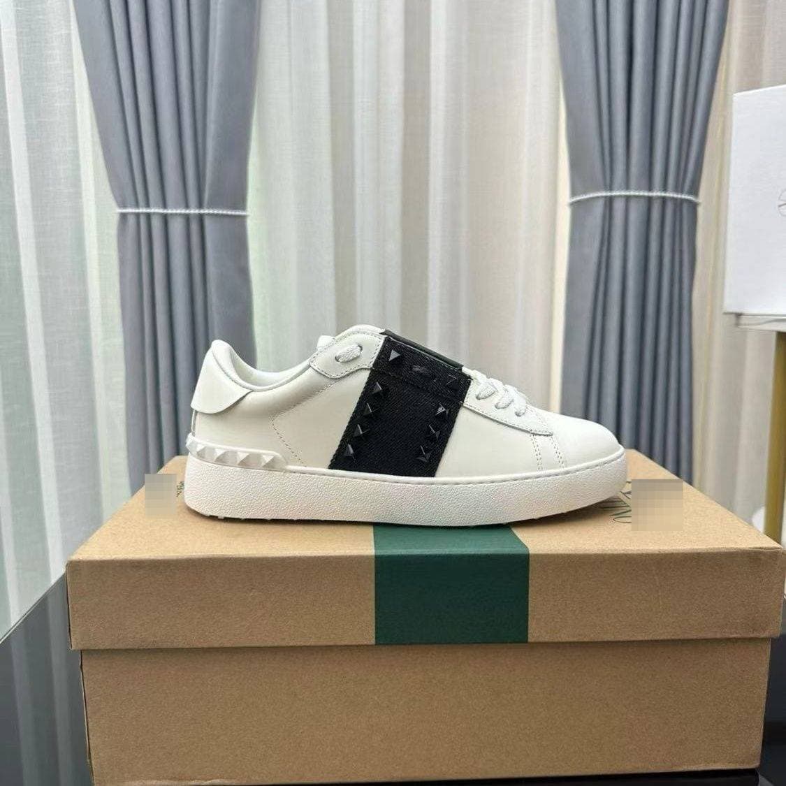 Chaussures plates blanches en cuir Warren pour couple, collection Four Seasons 2025, style planche à roulettes, rivets, style décontracté de luxe