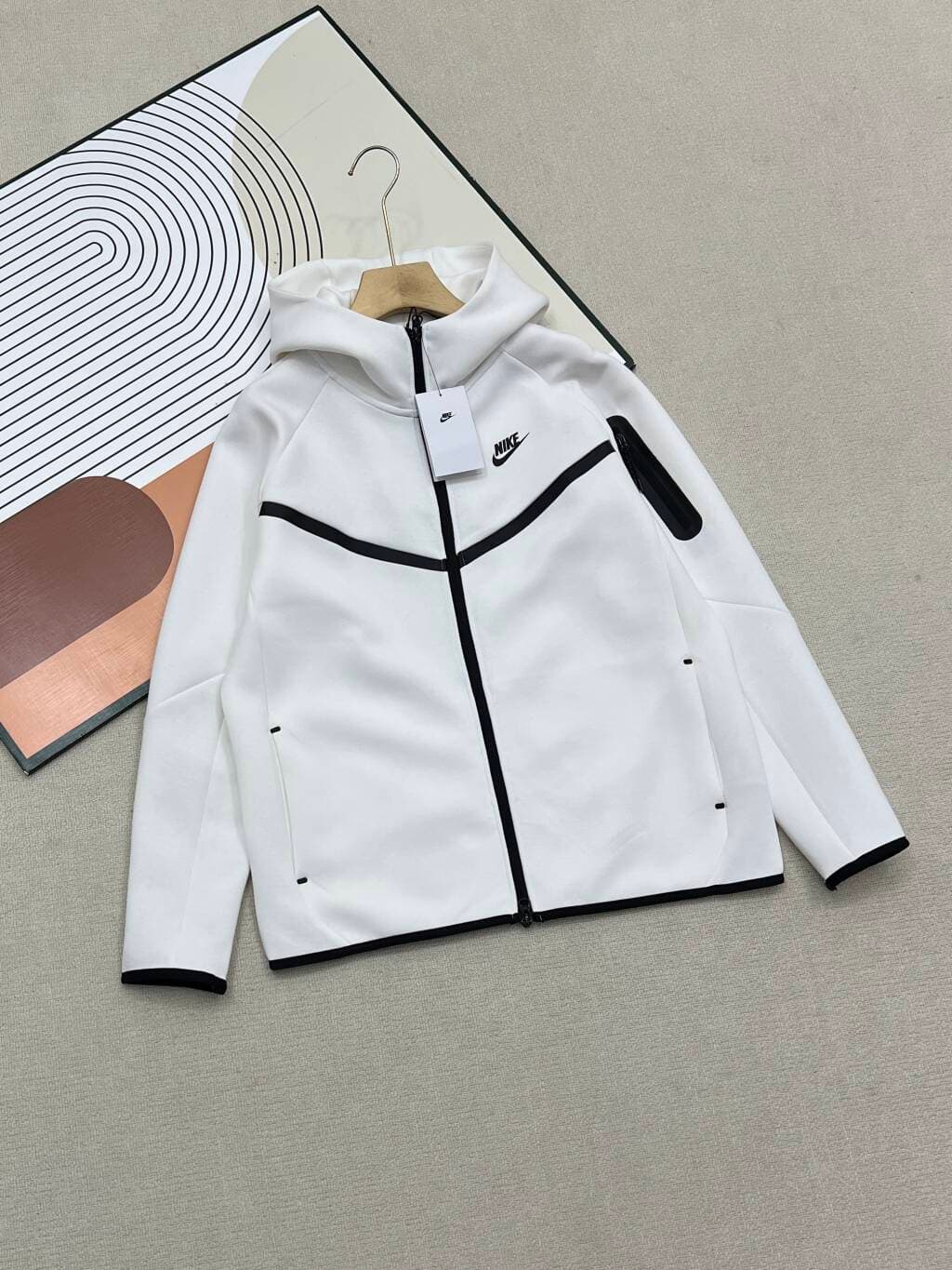 Ensemble décontracté Nike Tech Windrunner pour homme : sweat à capuche et pantalon fuselé en maille.