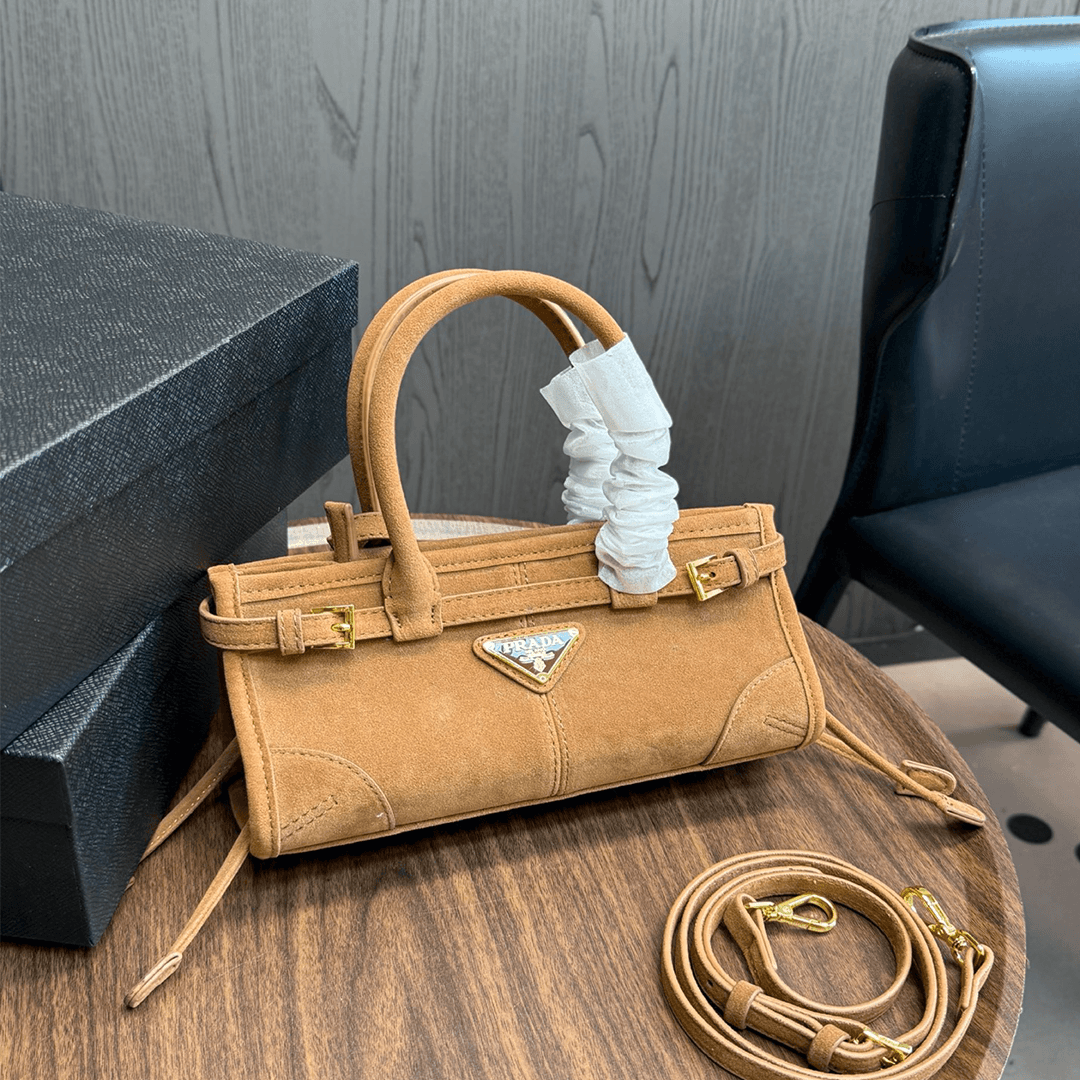 Sac à main Bonnie en daim marron, style vintage, avec insigne triangle doré, bandoulière amovible et porté épaule ou bandoulière.