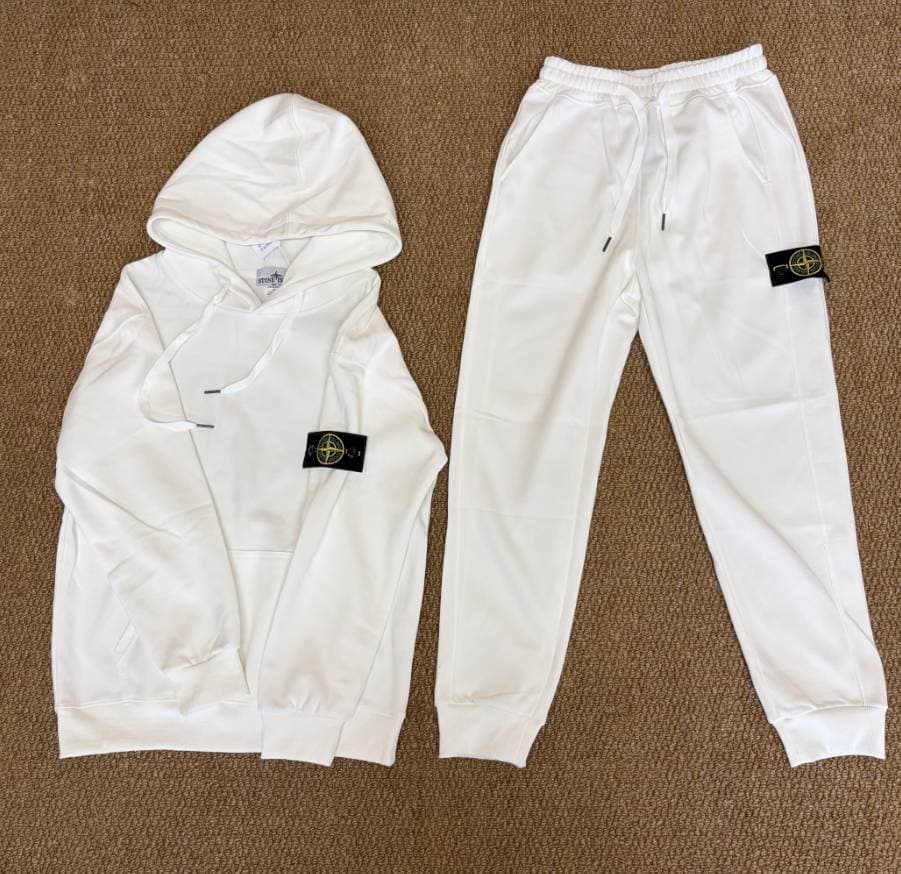 Ensemble 2 pièces Stone Island pour homme : sweat-shirt à capuche uni, classique avec écusson sur la manche, et pantalon de survêtement à taille