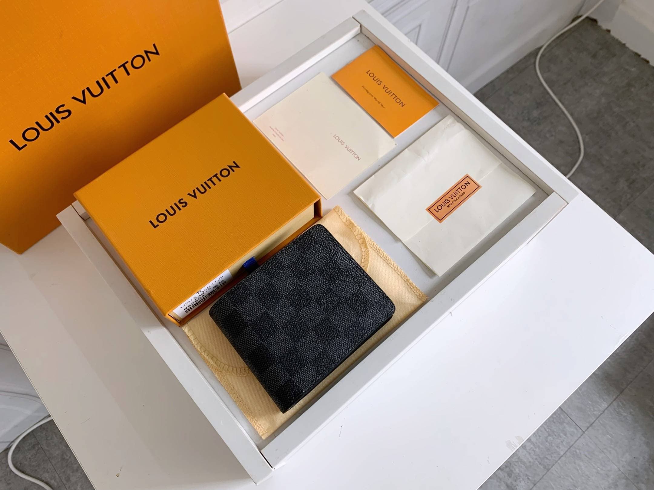 Portefeuille homme vintage à monogramme, format court, à deux volets, avec fente pour cartes et poche zippée pour la monnaie. Accessoires de voyag