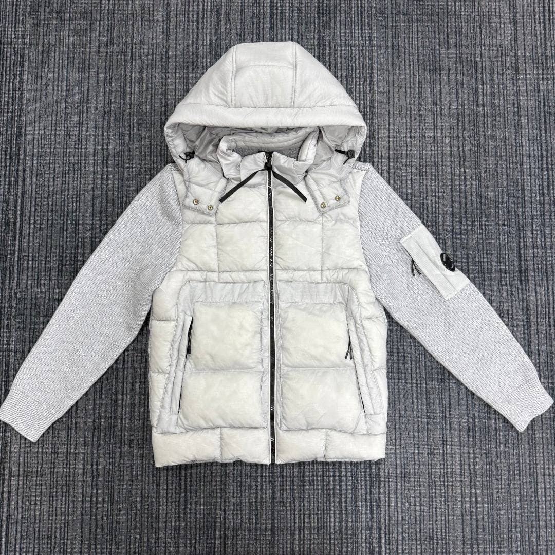 Veste matelassée à capuche et manches en maille hybride pour homme C.PP Company, avec logo rond et fermeture éclair. Manteau léger rembourré.