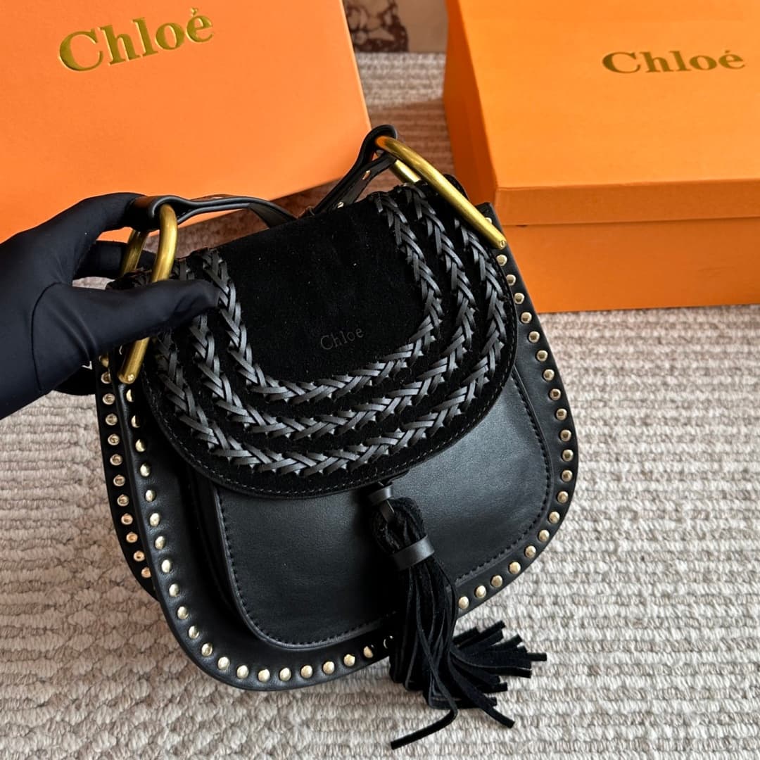 La nouvelle sacoche classique est un accessoire résistant, idéal pour les trajets quotidiens, un style décontracté et une mode facile à vivre.
