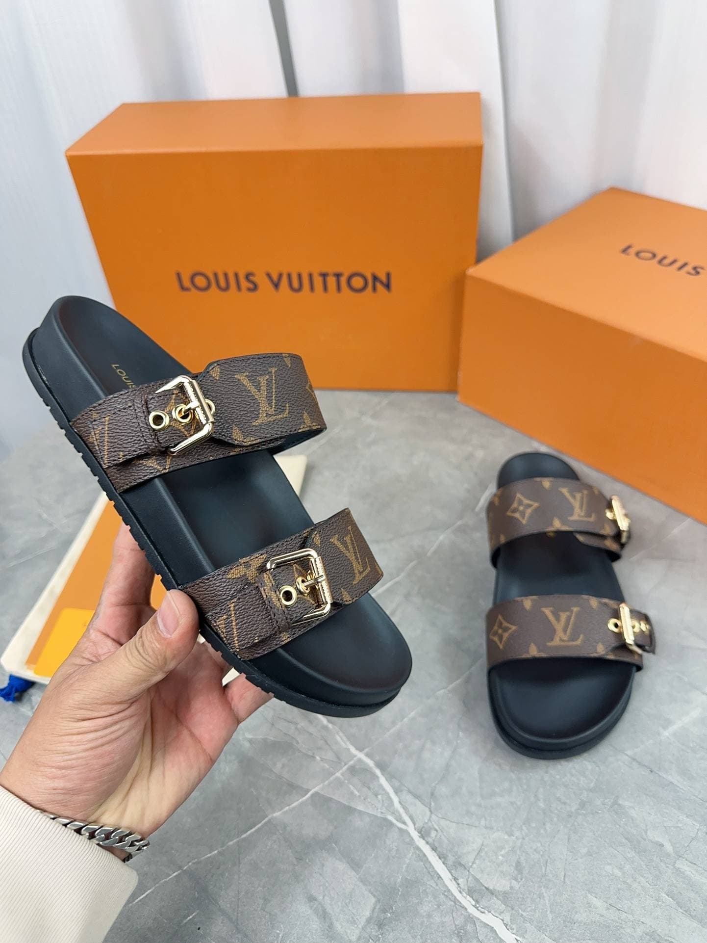 Le design des nouvelles pantoufles printemps-été avec boutons de ceinture réglables est plein de charme de plage