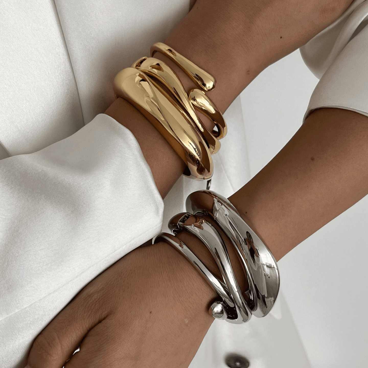 Design fashion trend metal glossy water drop hug bracelet spring bracelet for women