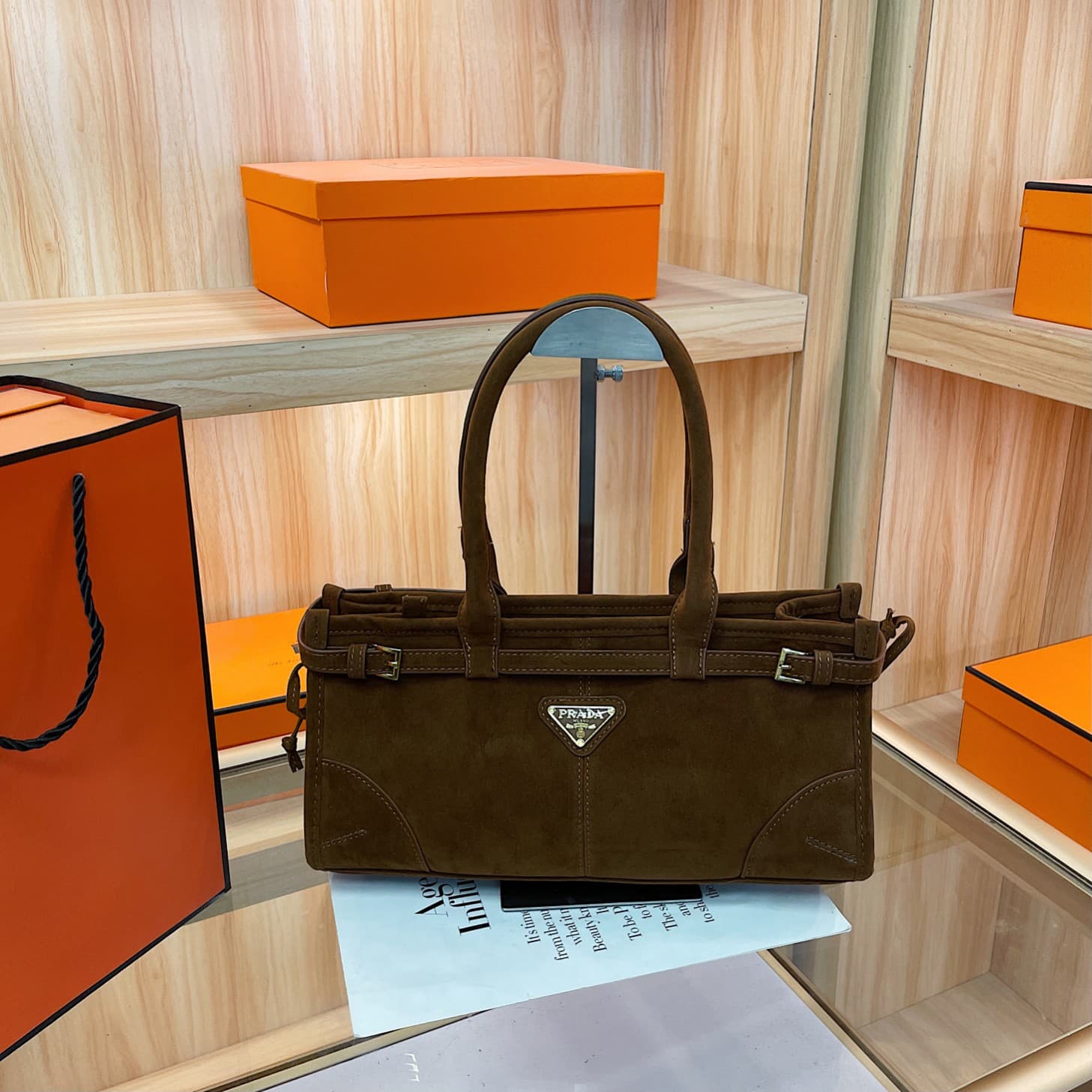 Collection Automne-Hiver 2025 : Sac cabas en velours suédé, grande capacité, élégant et polyvalent, porté épaule ou sous le bras, pour femme.