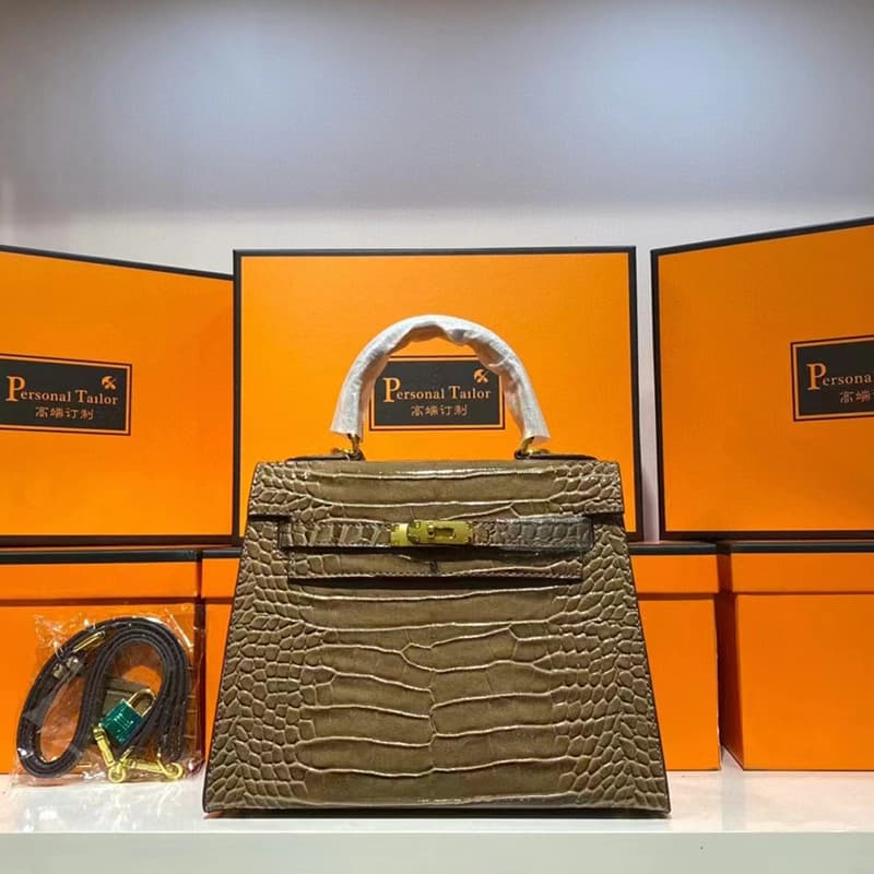 Sac à main Mini Kelly de deuxième génération en cuir véritable à motif crocodile pour femme (collection 2026), porté épaule.