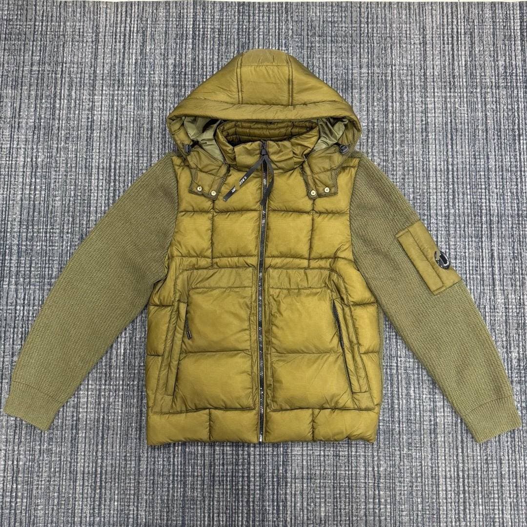 Veste matelassée à capuche et manches en maille hybride pour homme C.PP Company, avec logo rond et fermeture éclair. Manteau léger rembourré.