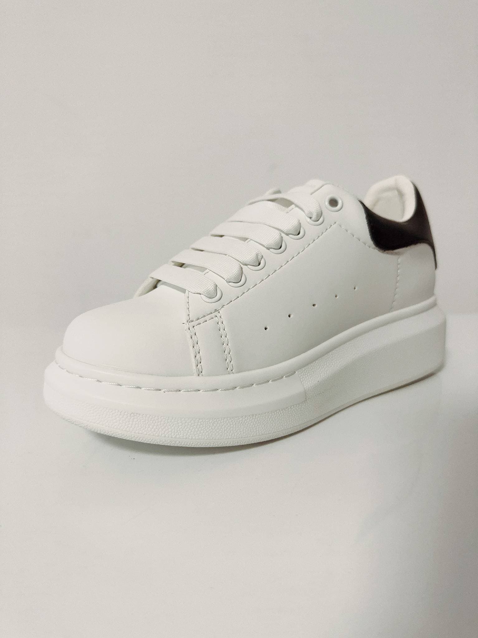 Chaussures blanches extra larges pour hommes, chaussures de sport en cuir à semelle épaisse, chaussures décontractées pour couples, 38-49, 2024