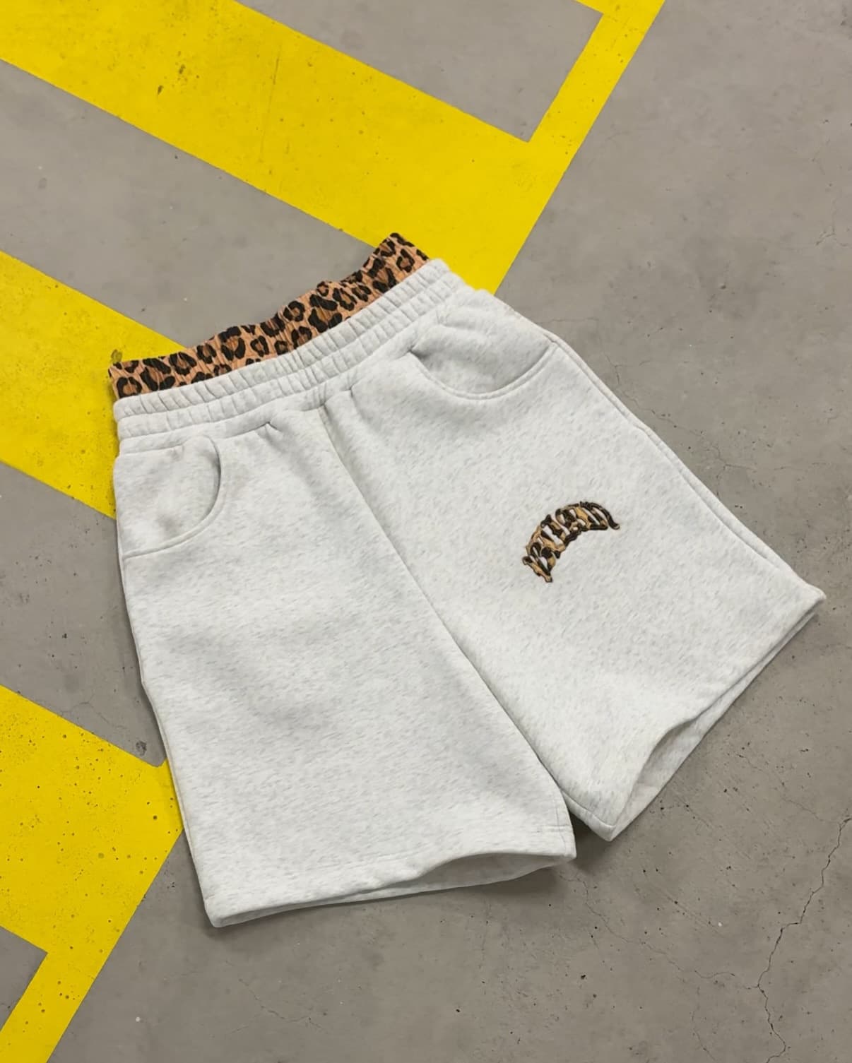 Ensemble sweat à capuche et pantalon streetwear - Imprimé léopard élégant et broderie de lettres - Tenue décontractée unisexe (gris/noir, S-XL