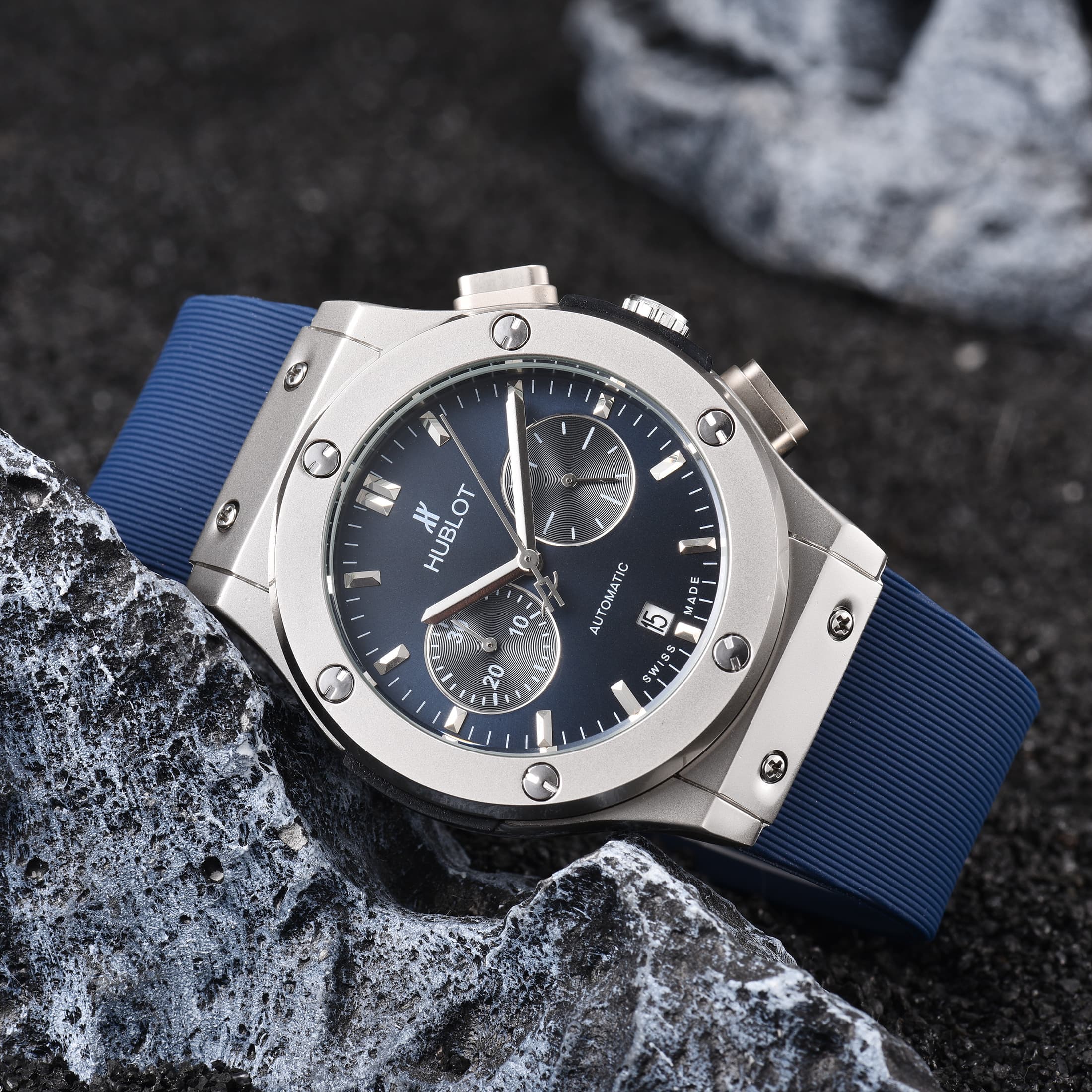 Montre homme à quartz, un best-seller, tendance et sportive, précise même en marchant.