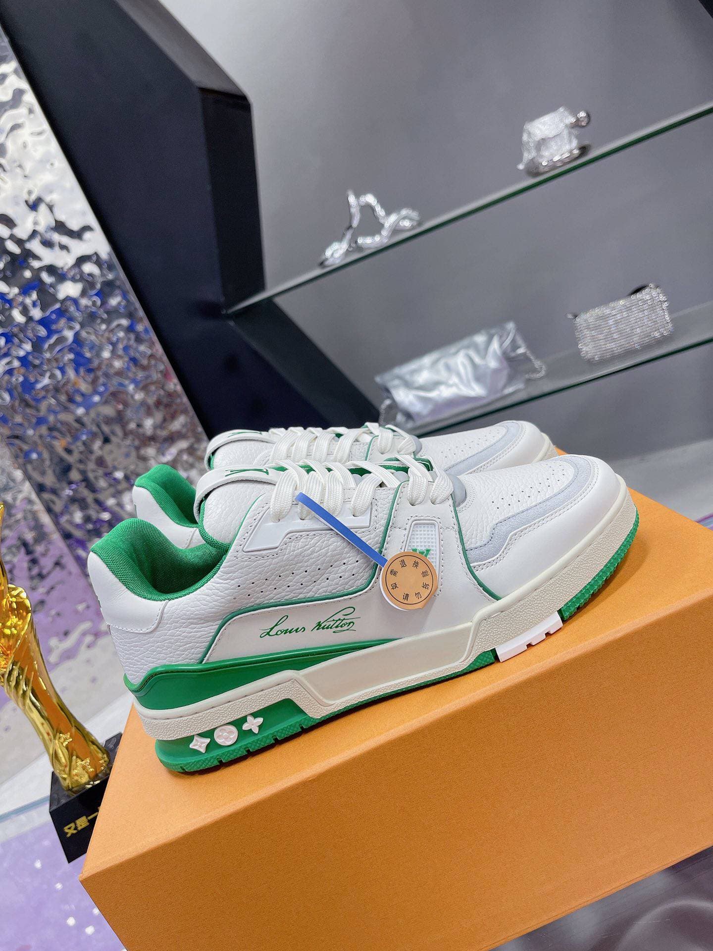 LouisVuittonLV Chaussures pour hommes et femmes Chaussures de sport et de loisirs classiques pour presbytie Baskets à semelles épaisses noires et b