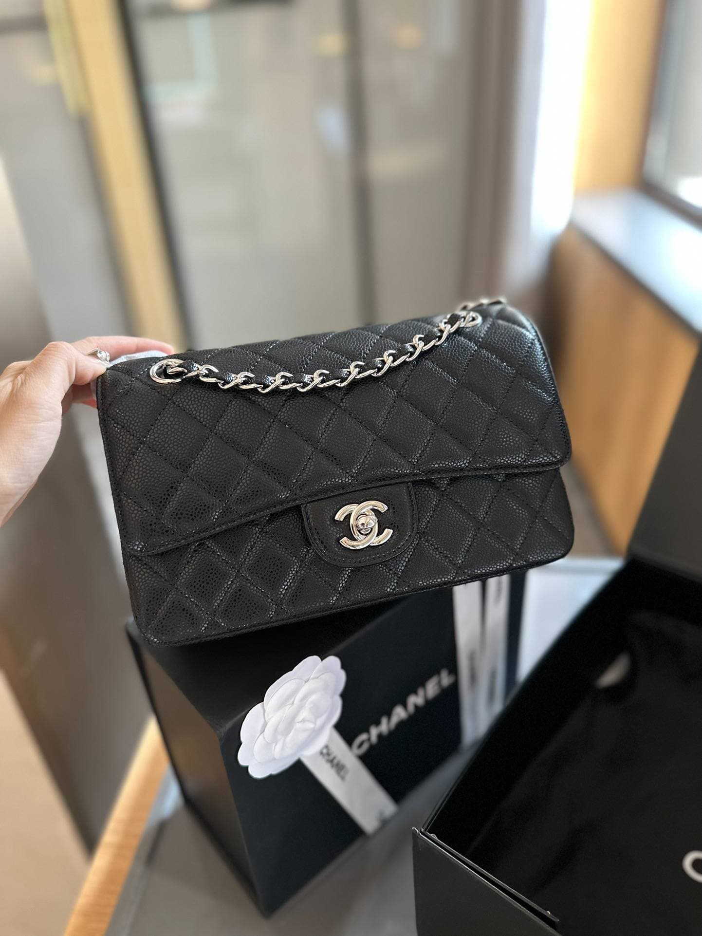 Sac à bandoulière classique en cuir véritable C * H * A * N * E * L, cuir de vache, rabat classique, taille 23 cm, boîte pliable