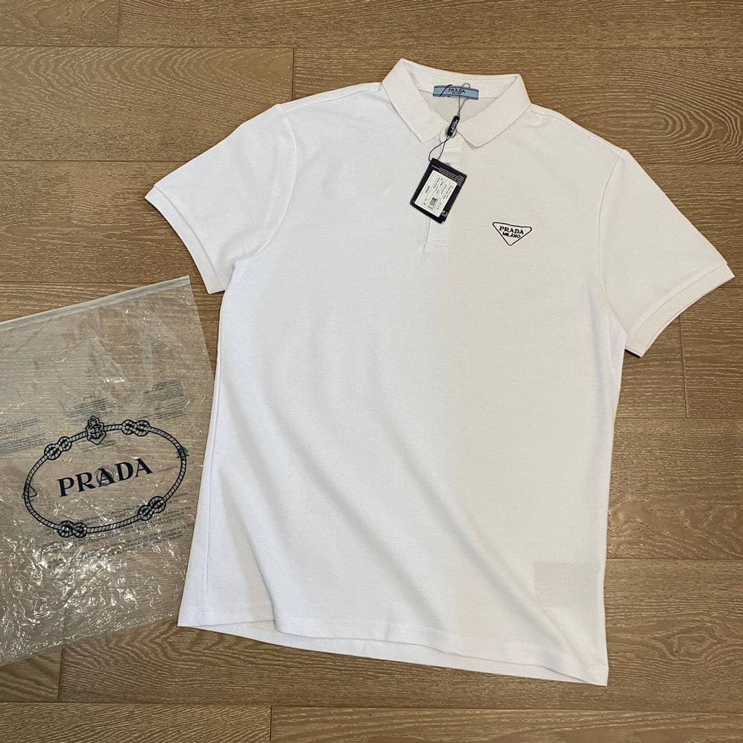 Polo à manches courtes pour homme de marque de haute qualité. Le tissu est confortable et respirant. La finition est parfaite. Il est recommandé