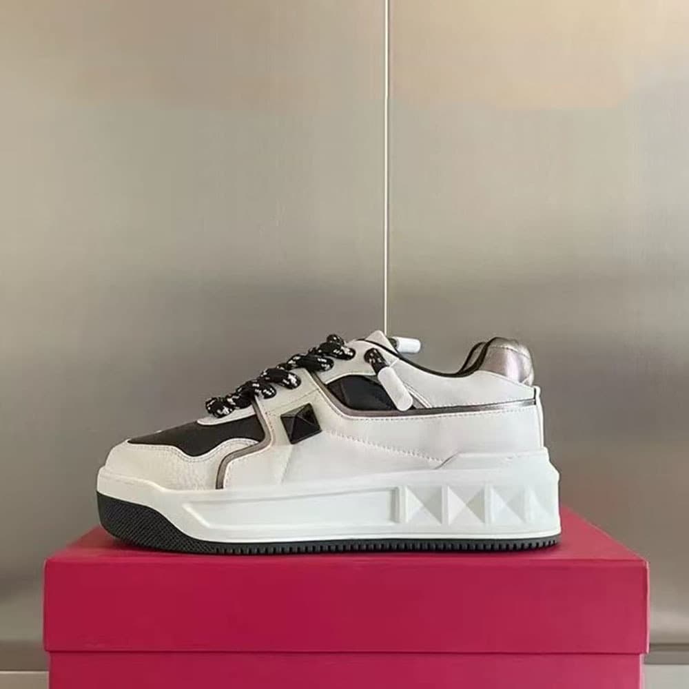 Chaussures blanches à semelles épaisses et rivets rehaussants pour hommes, style décontracté, polyvalent et tendance pour femmes.