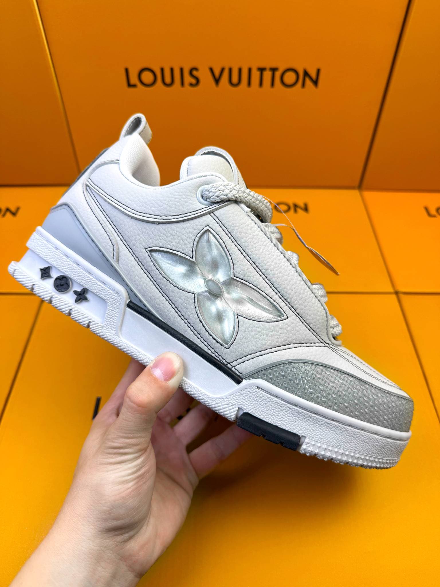 Chaussures de sport en cuir respirant à bout rond, patchwork déstructuré monogrammé, tendance et polyvalentes, à semelle épaisse, pour couples.