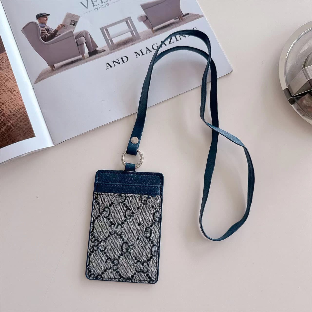 Insérer un badge de travail, un cordon, un porte-cou, un étui pour carte d'étudiant, une marque tendance
