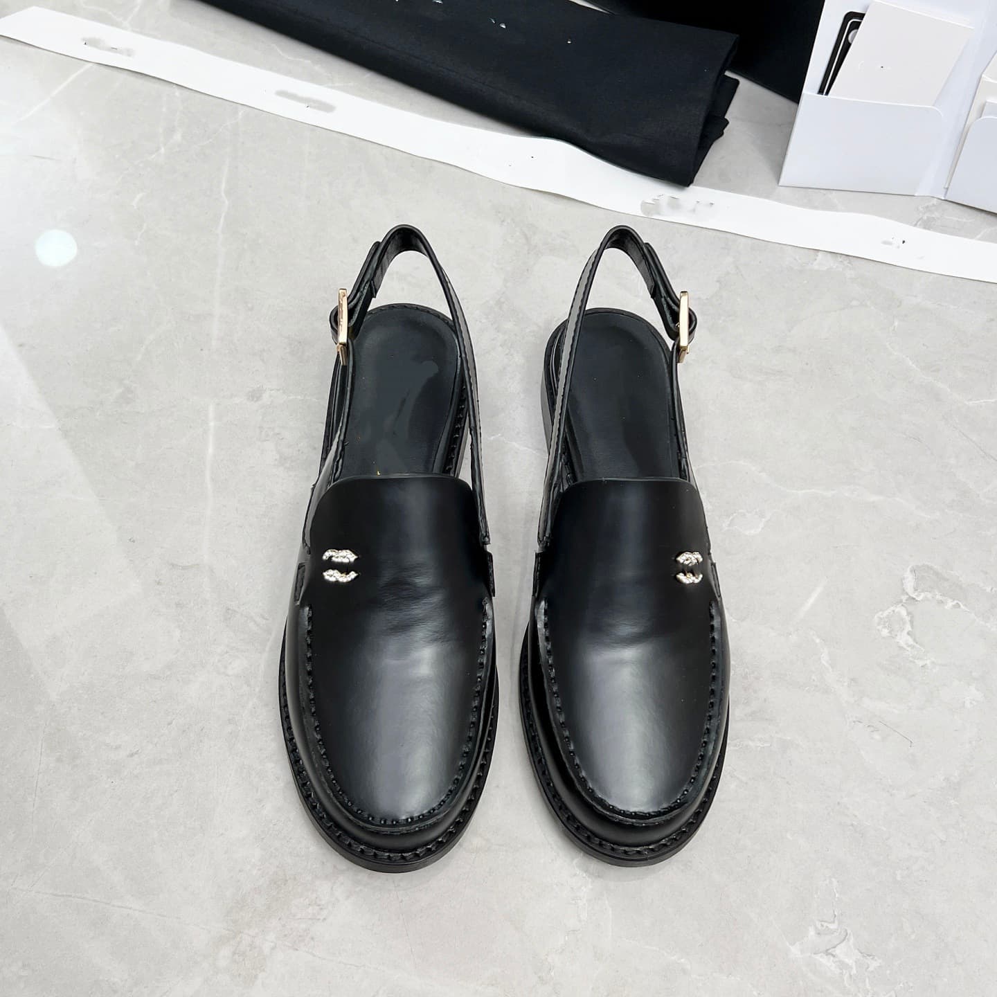 Mocassins britanniques à bride unique en cuir véritable style Chanel, sandales à bout fermé et semelle épaisse, mules