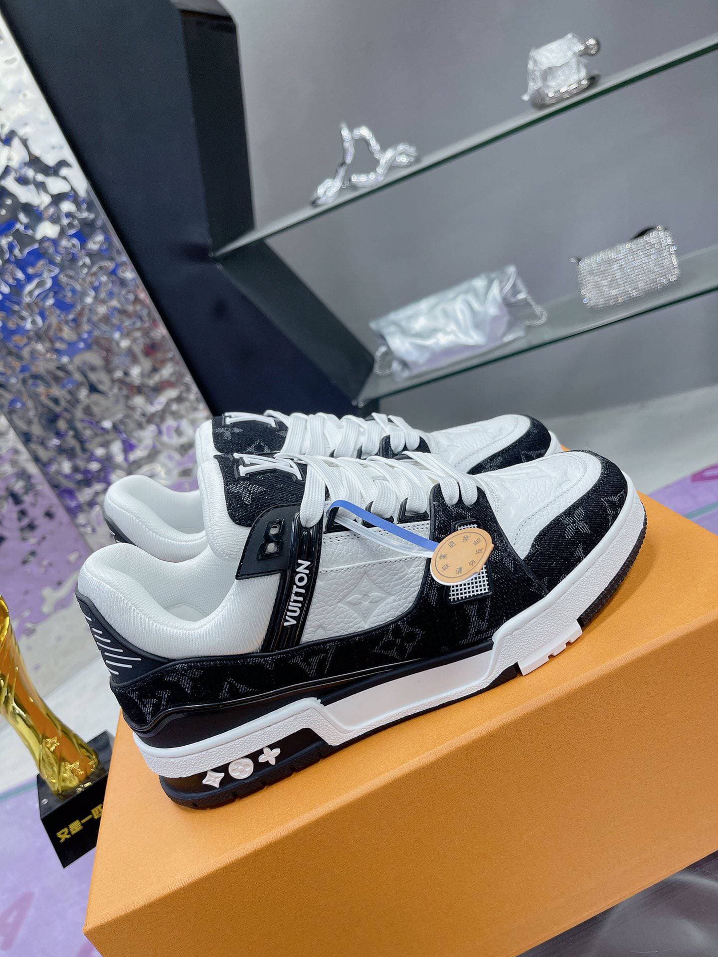 LouisVuittonLV Chaussures pour hommes et femmes Chaussures de sport et de loisirs classiques pour presbytie Baskets à semelles épaisses noires et b