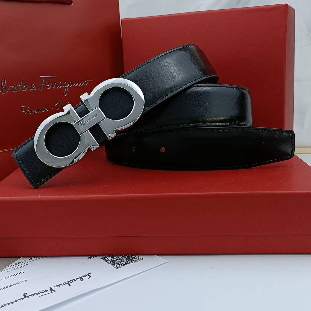 La ceinture ajustée tendance pour homme d'affaires s'accorde facilement avec les vêtements.