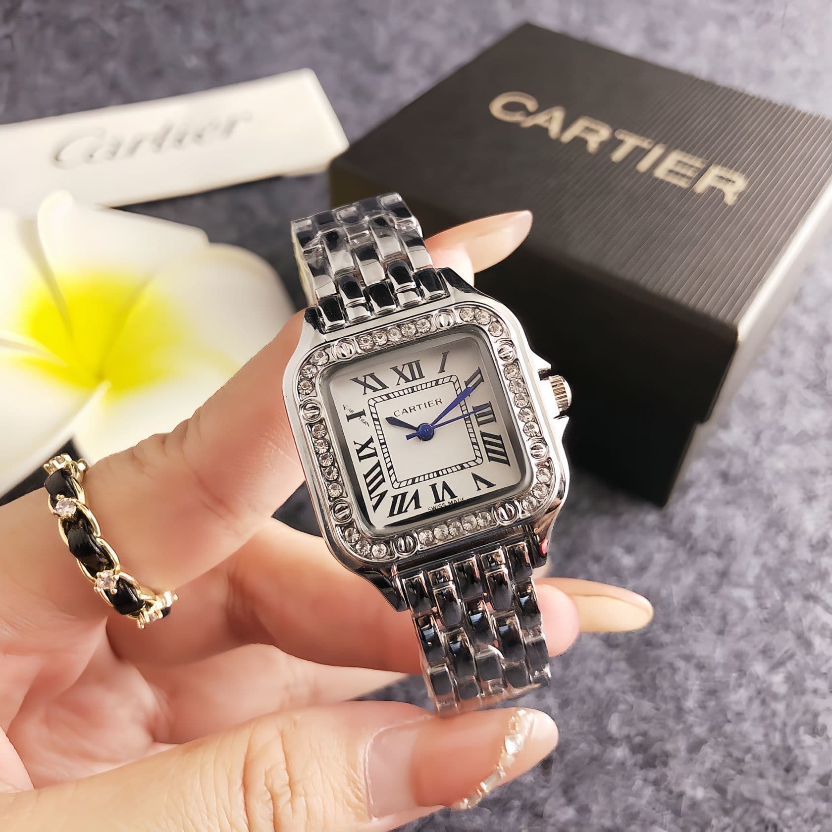 Montre carrée haut de gamme pour femme, style vintage distinctif, collection Guépard