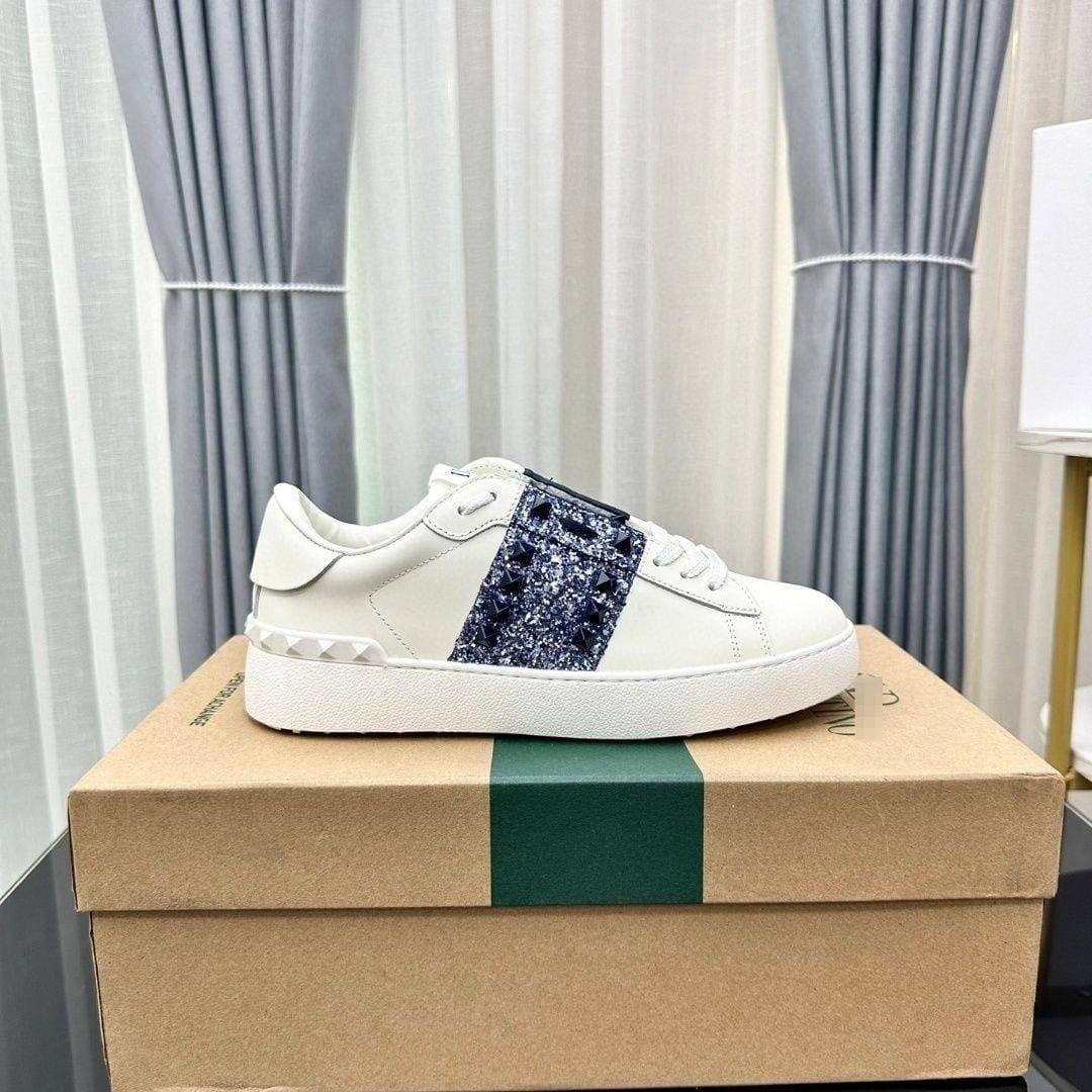 Chaussures plates blanches en cuir Warren pour couple, collection Four Seasons 2025, style planche à roulettes, rivets, style décontracté de luxe