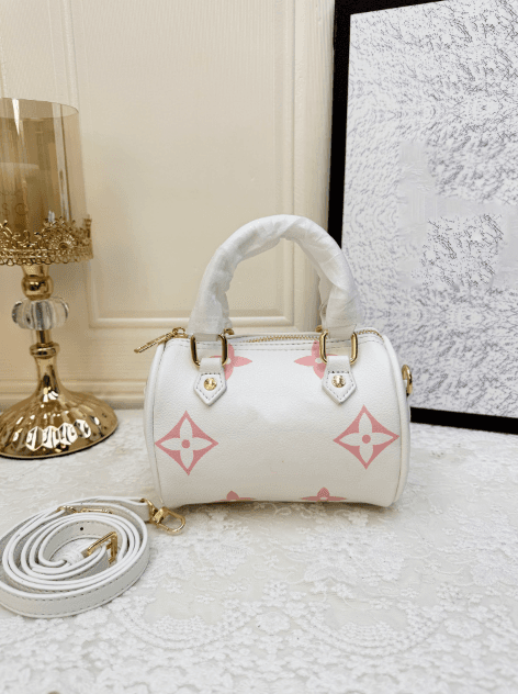 Sac Boston miniature style floral vintage éclectique, idéal pour les jeunes femmes et les débutantes à la recherche d'un luxe léger pour leurs s