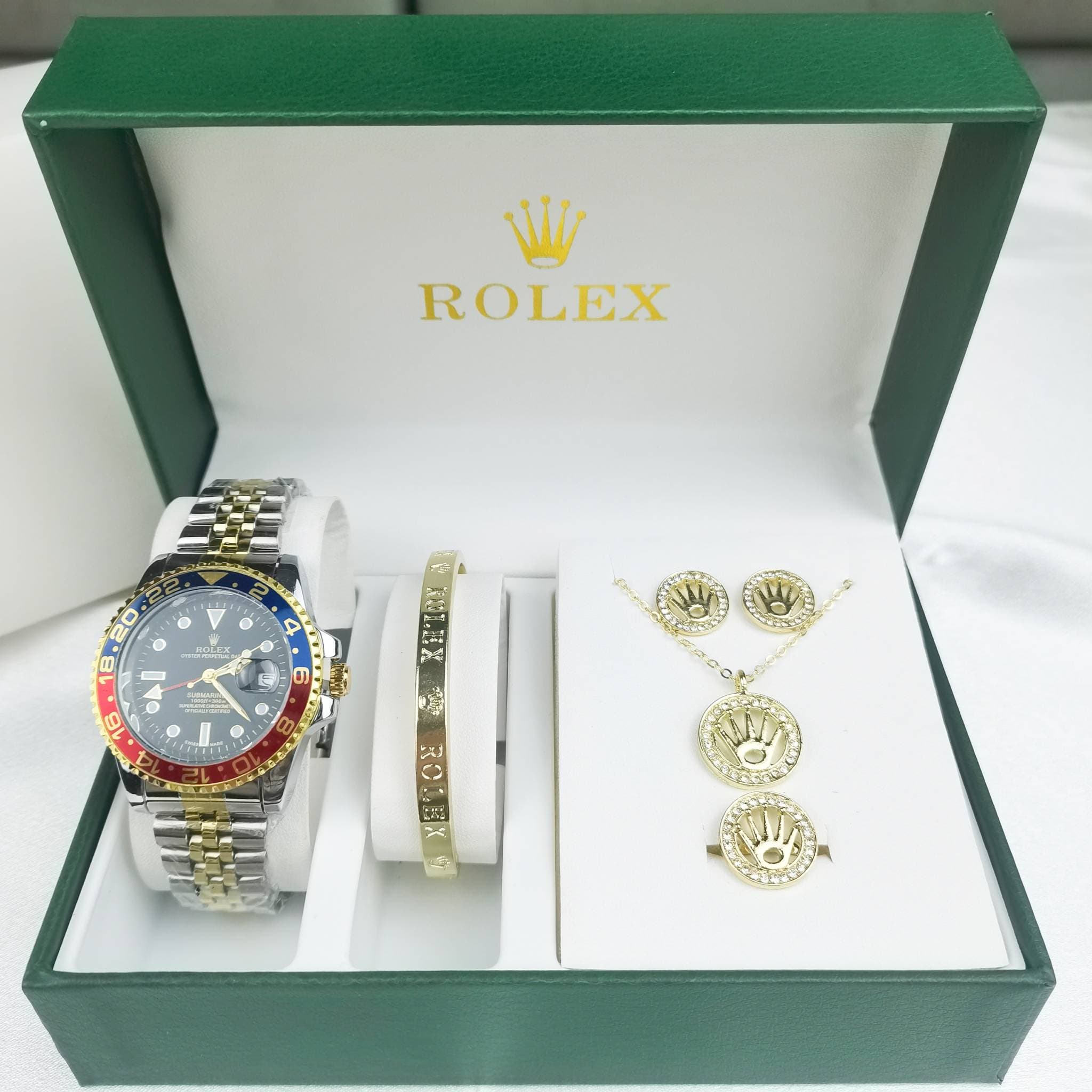 (Coffret cadeau et coffret 5 pièces inclus) Montre à quartz de style A GMT à 4 aiguilles avec cadran et bracelet en acier inoxydable de marque AAA