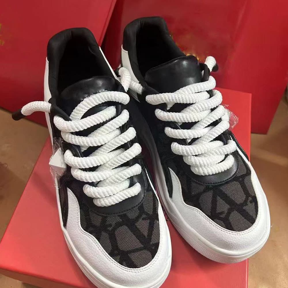 Chaussures blanches à semelles épaisses et rivets rehaussants pour hommes, style décontracté, polyvalent et tendance pour femmes.