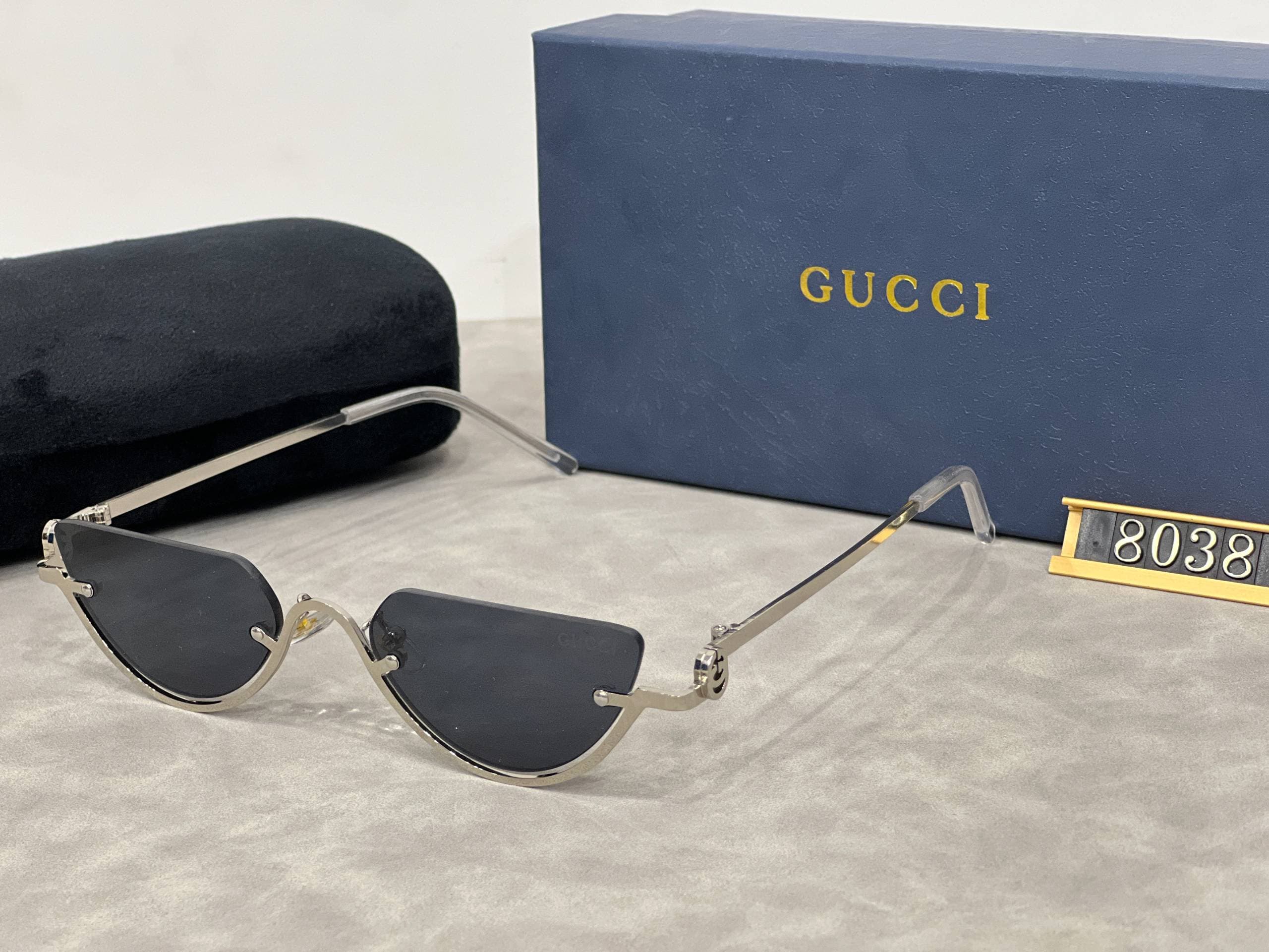 Lunettes de soleil œil de chat à monture basse, style rétro métallisé tendance 2026, pour une touche d'élégance.