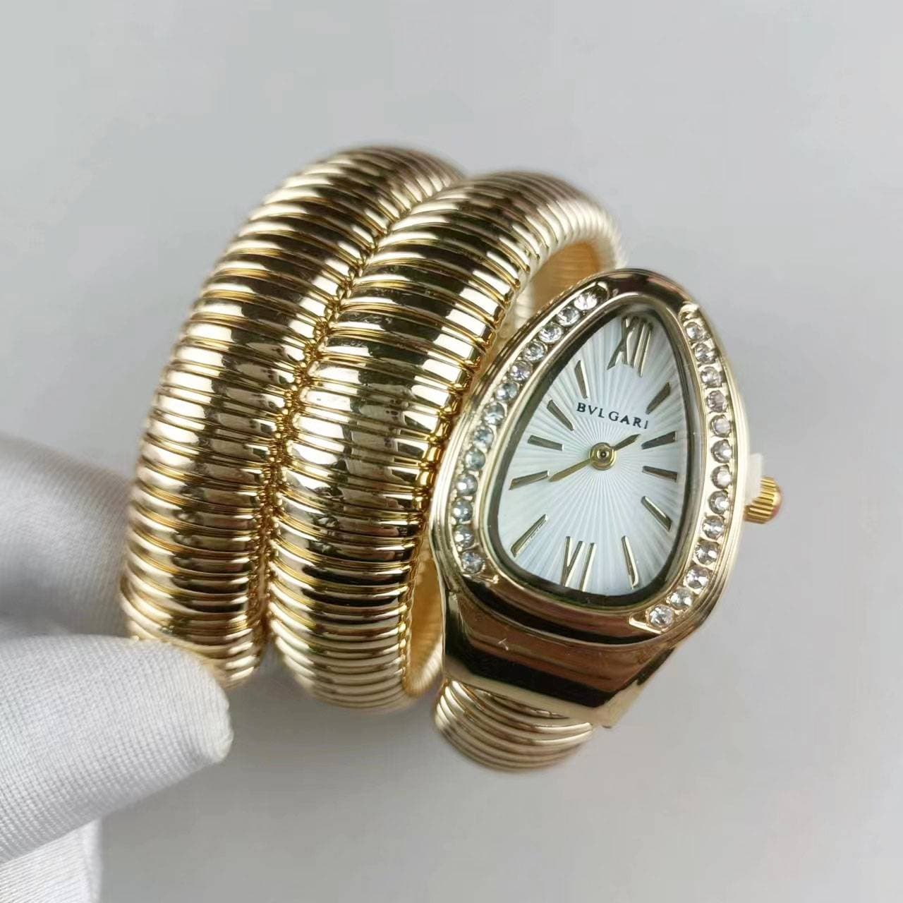 La montre créative et exquise en forme de serpent n'est pas seulement un accessoire de mode accrocheur, mais aussi un puissant assistant de vie.