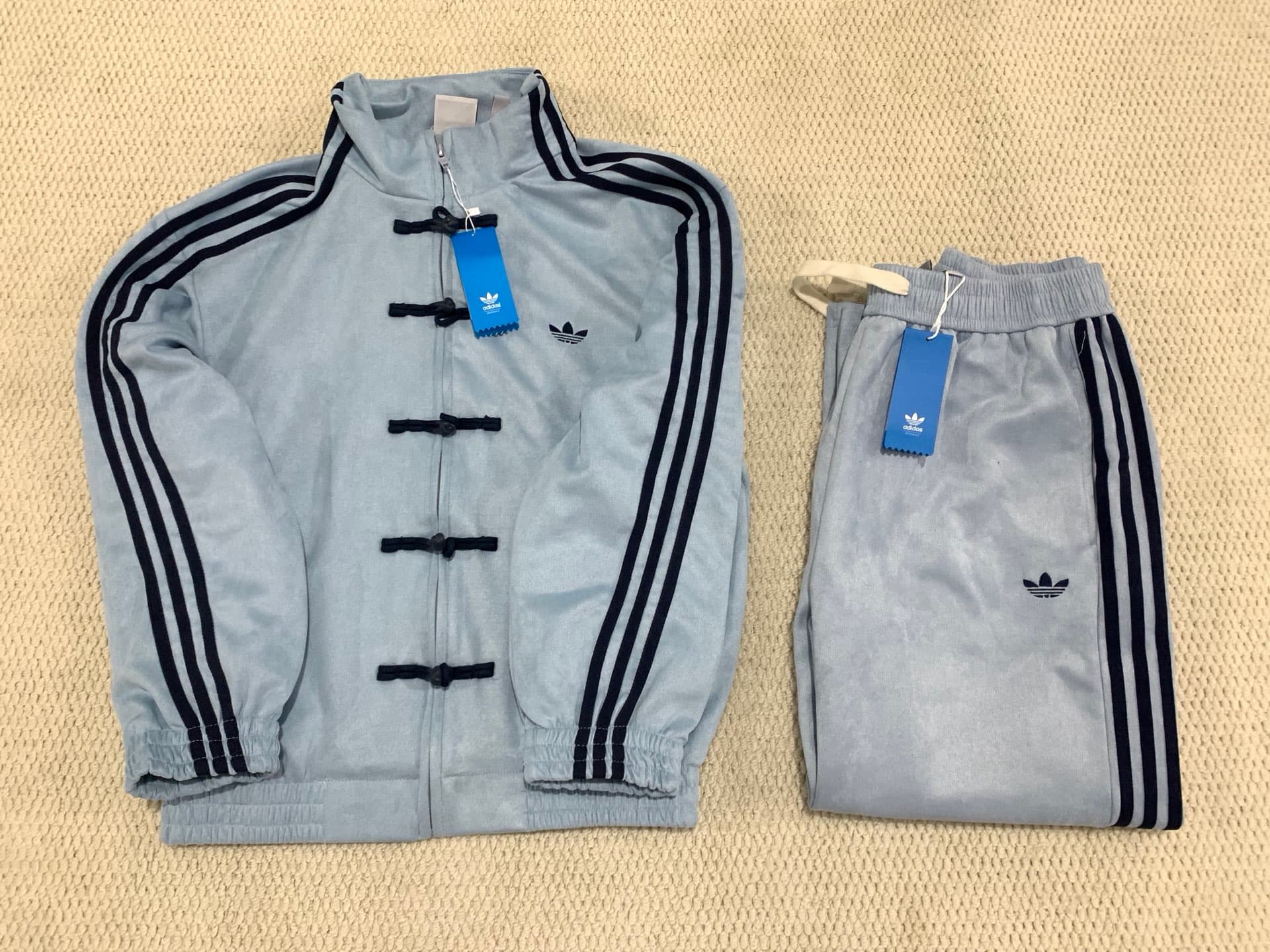 Ensemble veste et pantalon de sport unisexe Adidas Année du Cheval Édition Limitée 2026, style chinois, coupe ample, fermeture éclair et rayures.