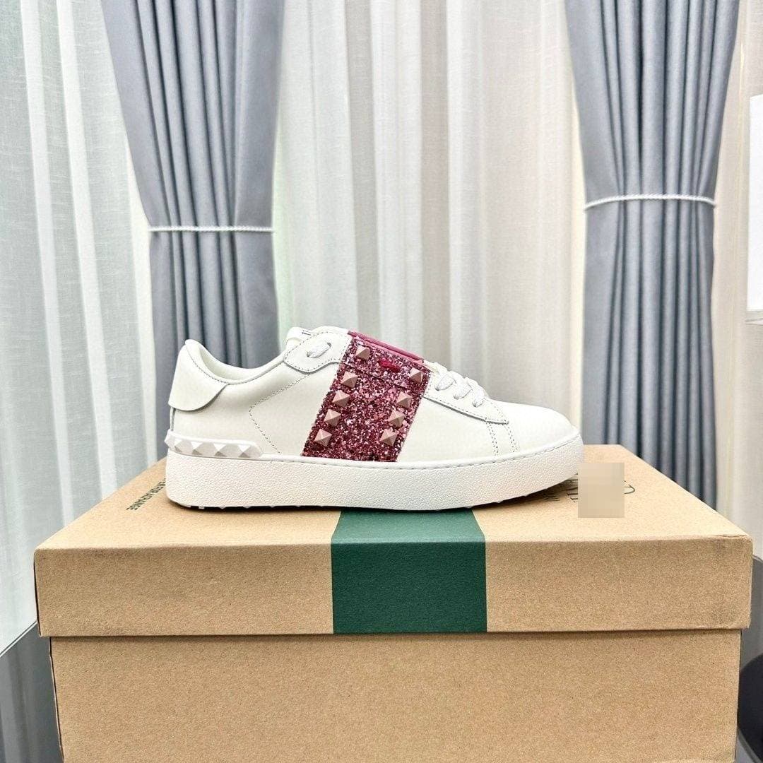Chaussures plates blanches en cuir Warren pour couple, collection Four Seasons 2025, style planche à roulettes, rivets, style décontracté de luxe