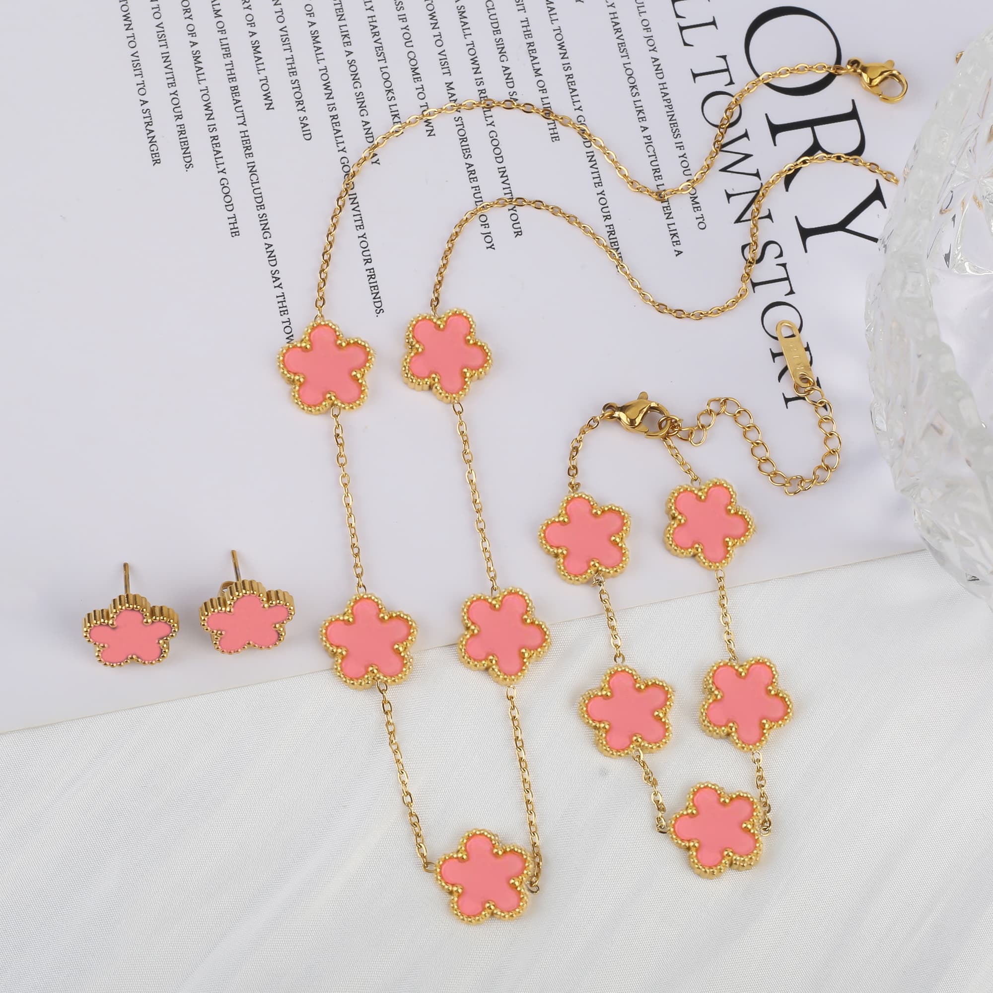 Ensemble de 3 pièces plaqué or 18 carats : collier, boucles d'oreilles et bracelet en forme de fleur à cinq feuilles. Bijou tendance pour femme, i