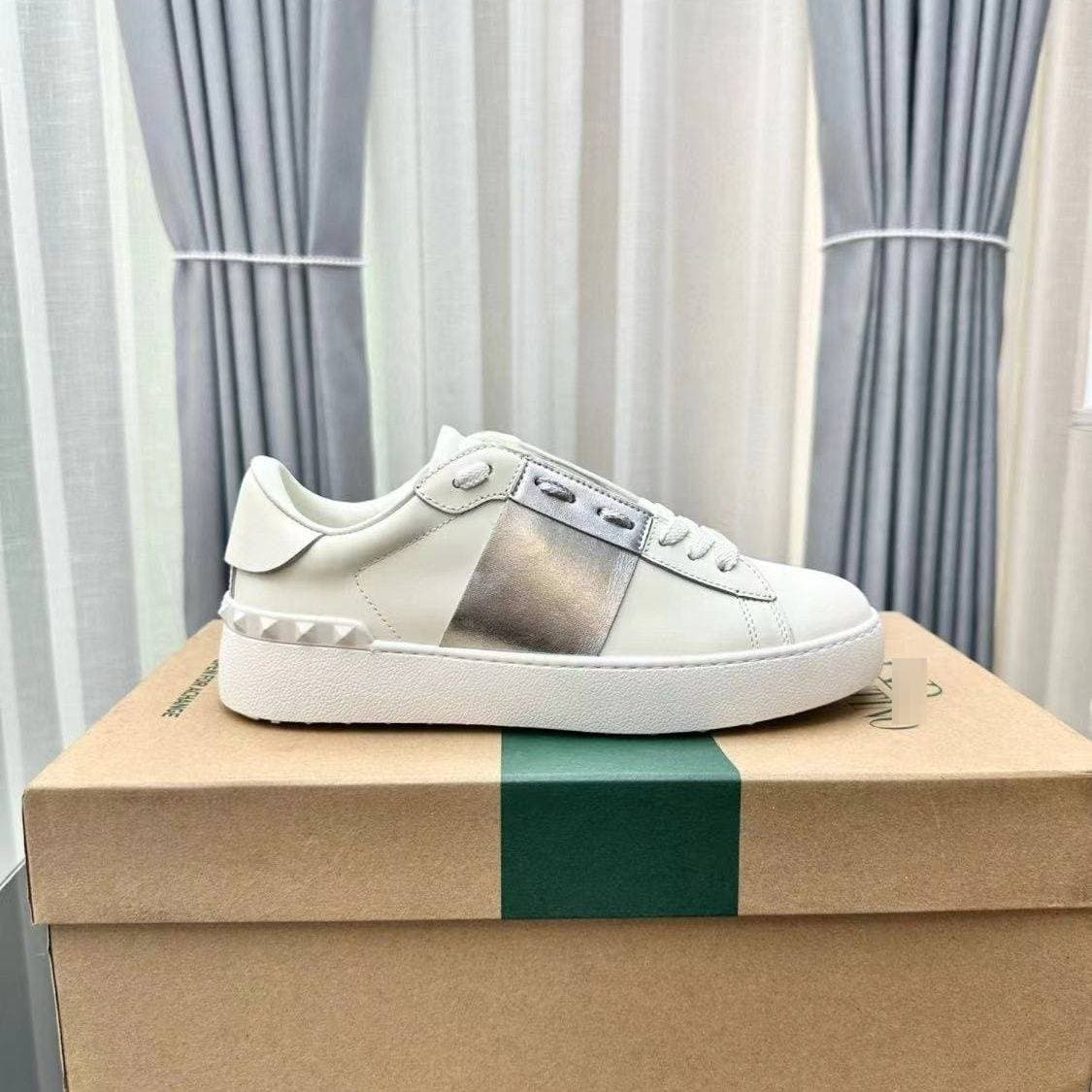 Chaussures plates blanches en cuir Warren pour couple, collection Four Seasons 2025, style planche à roulettes, rivets, style décontracté de luxe