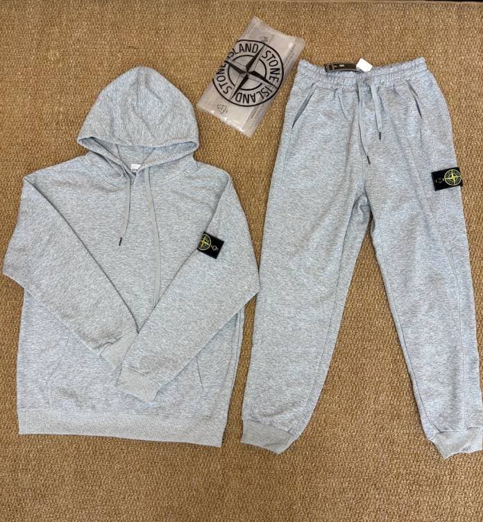 Ensemble 2 pièces Stone Island pour homme : sweat-shirt à capuche uni, classique avec écusson sur la manche, et pantalon de survêtement à taille