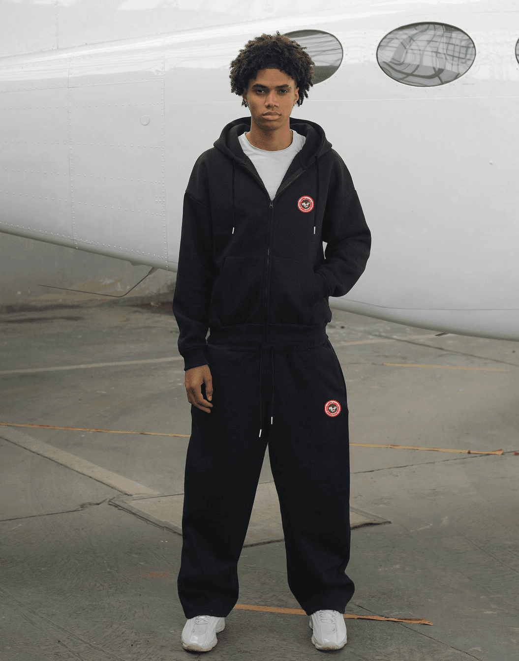 Pantalon de survêtement homme style hip-hop urbain, capuche zippée, manches longues, polyester noir, coupe basique micro-élastique, idéal pour le