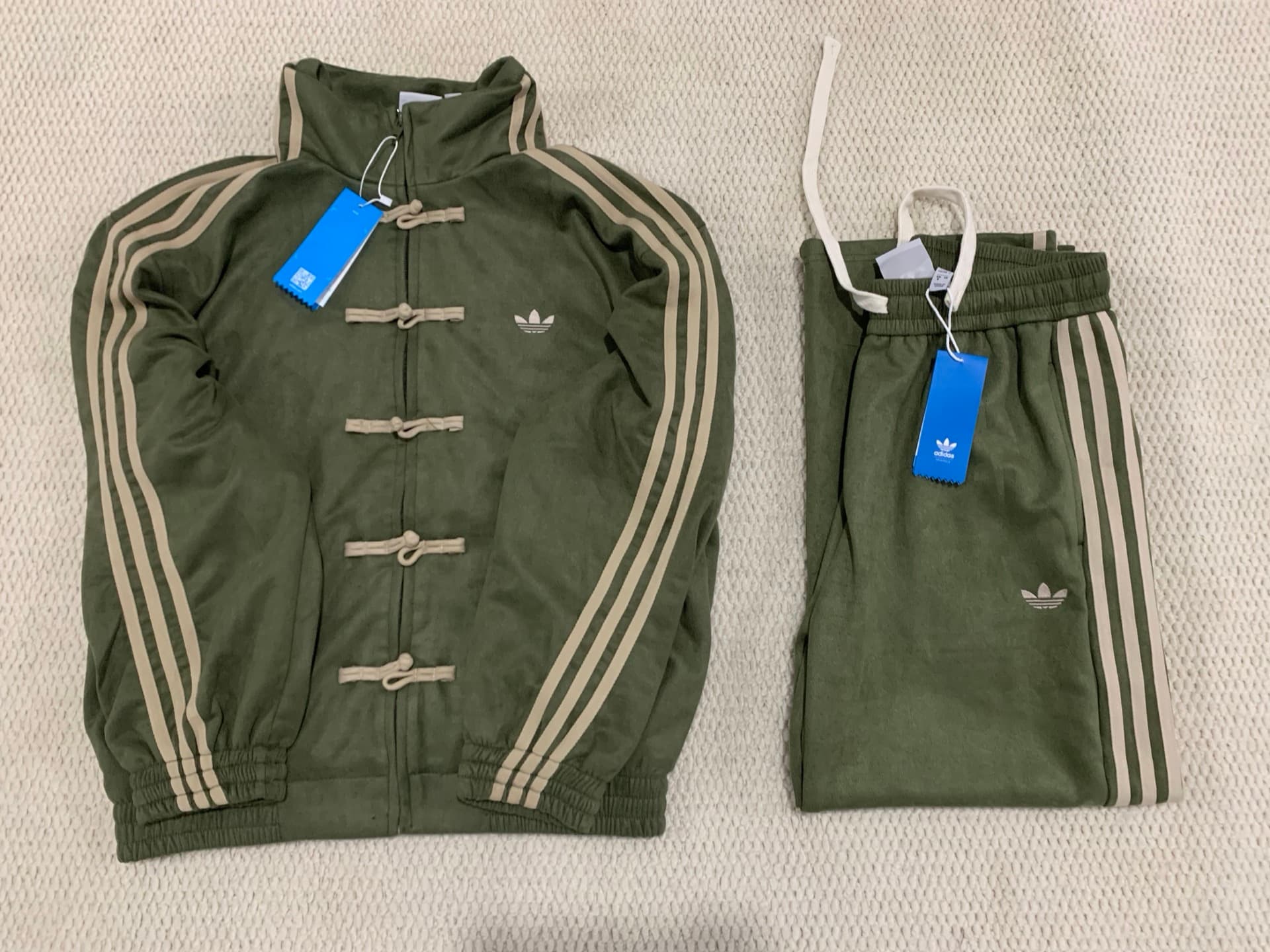 Ensemble veste et pantalon de sport unisexe Adidas Année du Cheval Édition Limitée 2026, style chinois, coupe ample, fermeture éclair et rayures.
