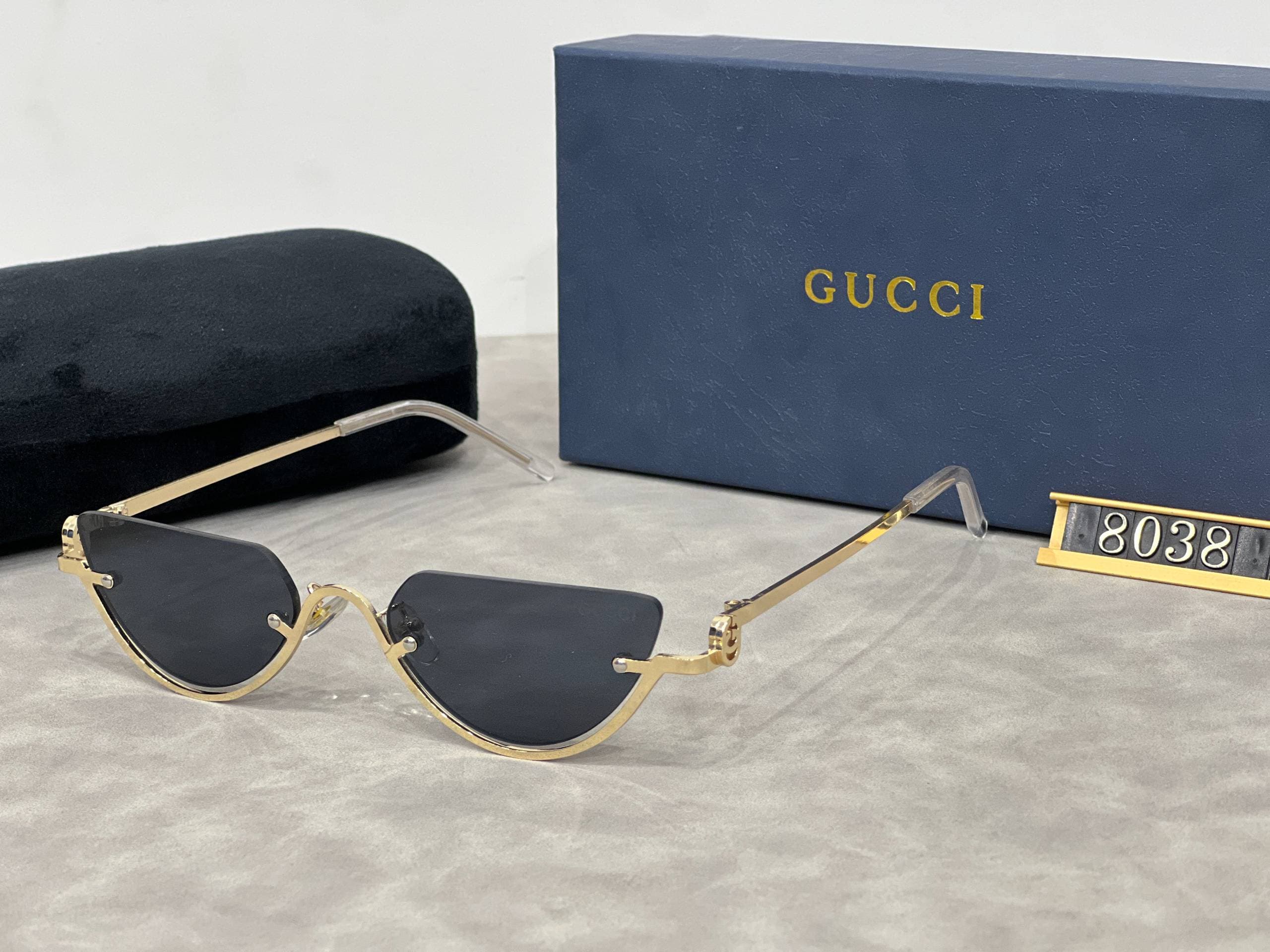 Lunettes de soleil œil de chat à monture basse, style rétro métallisé tendance 2026, pour une touche d'élégance.