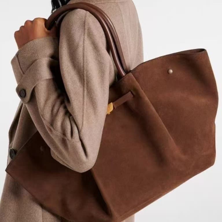 Le nouveau sac cabas haut de gamme en daim givré de Demellier, collection automne-hiver, est idéal pour les trajets quotidiens. Son style vintage e