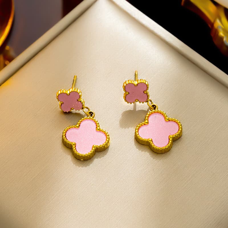 Boucles d'oreilles en acier inoxydable à quatre feuilles de trèfle classique de tempérament, boucles d'oreilles en acier titane polyvalentes perso