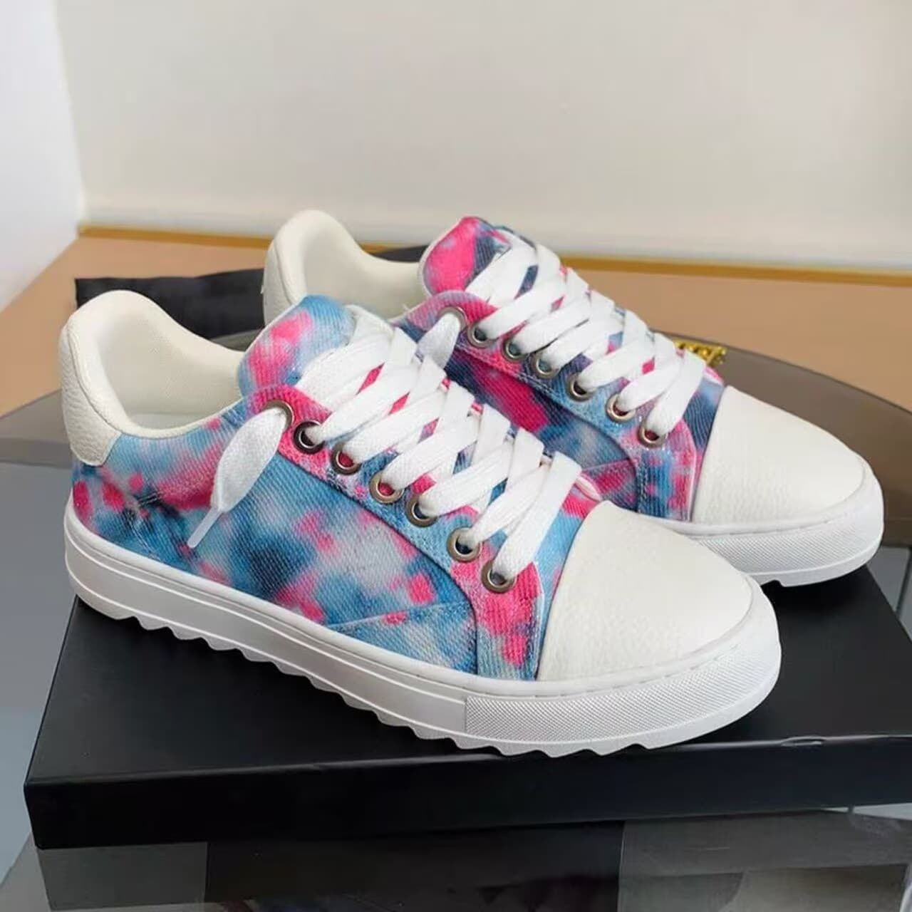 Chaussures de sport unisexes numériques décontractées blanches à lacets de haute qualité, style européen et américain populaire.