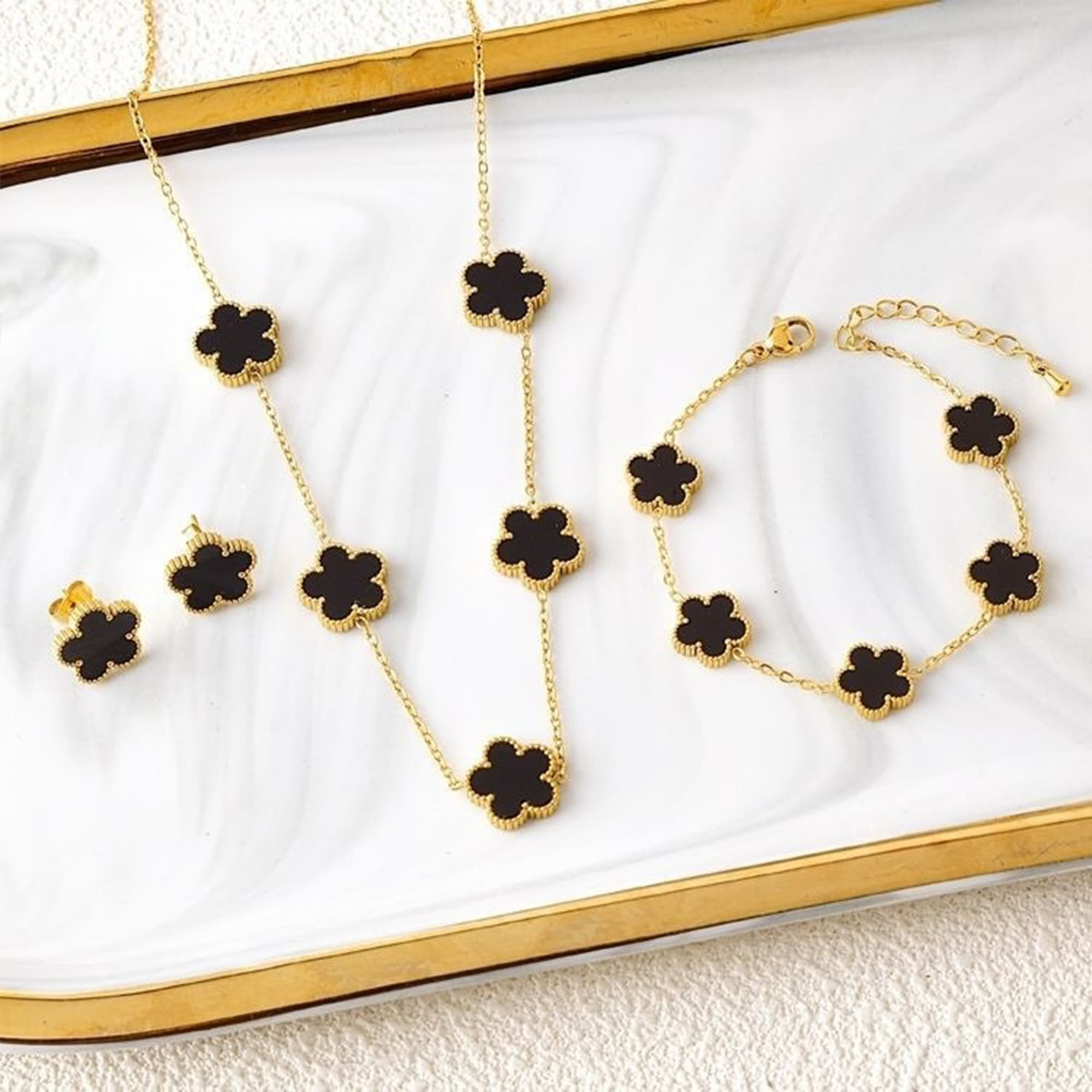 Ensemble de 3 pièces plaqué or 18 carats : collier, boucles d'oreilles et bracelet en forme de fleur à cinq feuilles. Bijou tendance pour femme, i