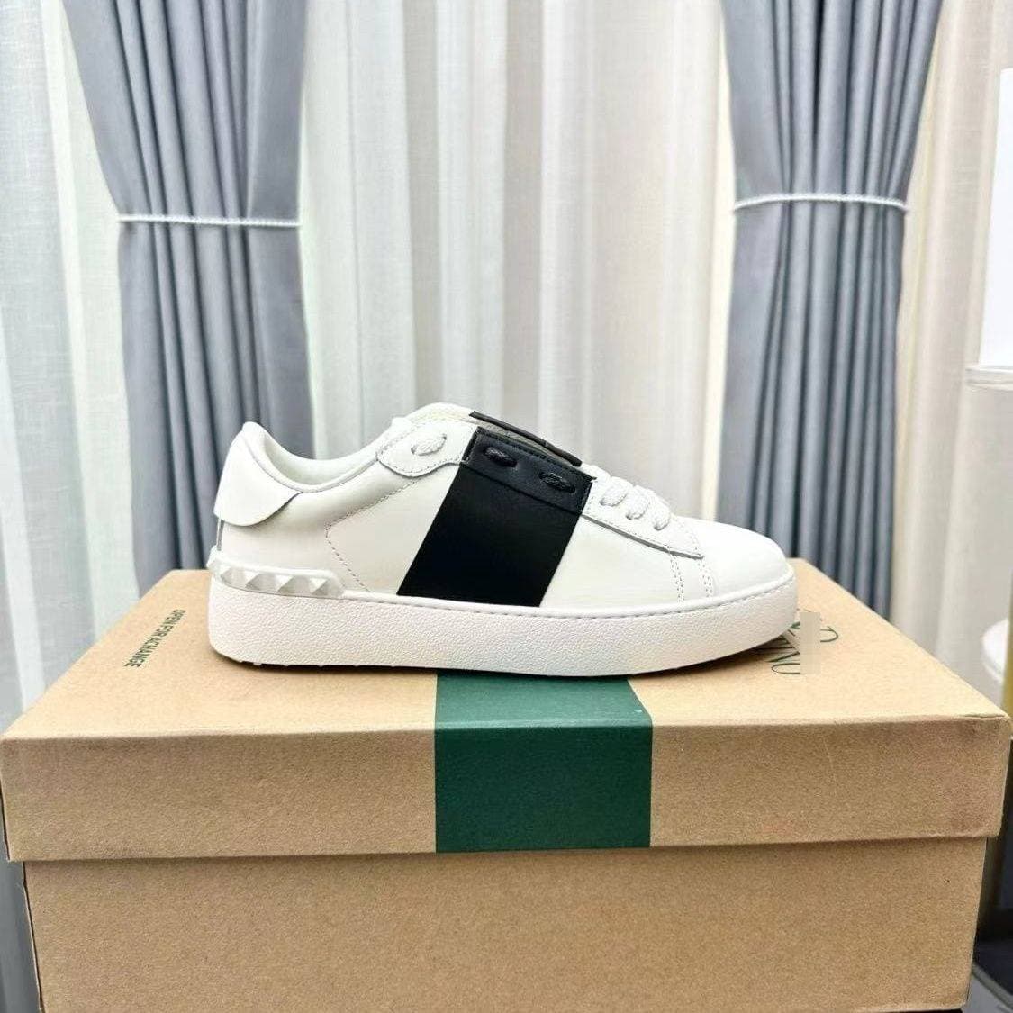 Chaussures plates blanches en cuir Warren pour couple, collection Four Seasons 2025, style planche à roulettes, rivets, style décontracté de luxe