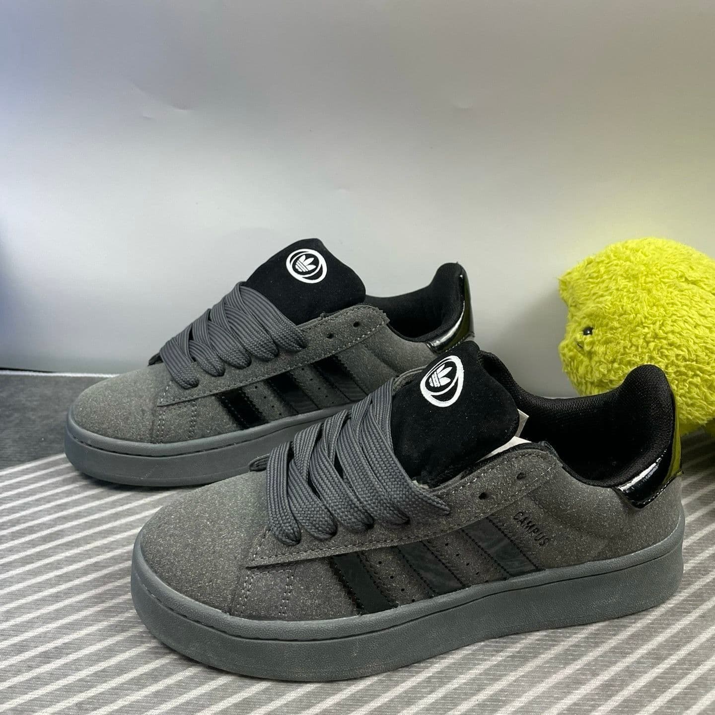 Chunyuan Clover 00s Classic Carbon Grey Black Bread Chaussures de sport polyvalentes pour hommes et femmes sur le campus